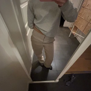 Beiga byxor från H&M - Beiga byxor från H&M köpt för något år sedan🤗🤗🤗tyvärr används de aldrig, och säljer därför vidare!