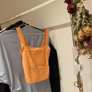 Topp - Orange topp från zara