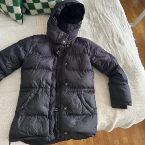 Boomerang dunjacka - The authentic 7035 Classic down jacket. Nypris: 5.000kr Mycket varm dunjacka och regntålig! 