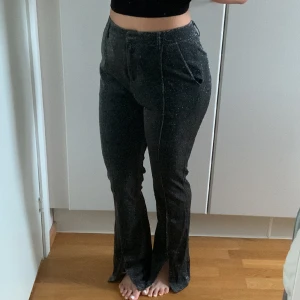 Glitter byxor - Fest byxor svarta silvriga. Slits nere. Dilara x NAKD strl S.