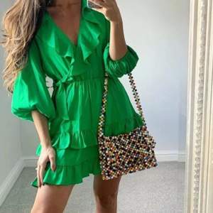 Grön Zara klänning, storlek S, passar xs-s. Ny med prislapp💚