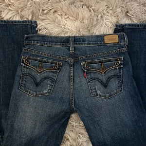 Lågmidjade Levis jeans - Säljer levis jeans med de coolaste fickorna! De är lågmidjade och har en mer straight/bootcut och modellen heter 515 bootcut jeans och sitter som en smäck! Köpta second hand i Barcelona så går ej att få tag i ❤️