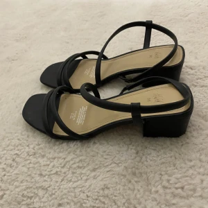 Klackar - Klackar från H&M i bra skick. Storlek 36. Perfekta till sommaren om man inte gillar så höga. 4,5 cm klackhöjd.