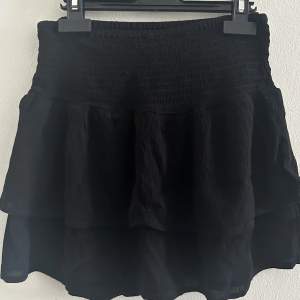 Säljer min oanvända svarta kjol från bikbok då den aldrig kom till användning, den är avklippt för att den skulle bli kortare men det är ingenting som syns:) prislappen kvar och i strl S Nypris 299kr säljer för 190kr