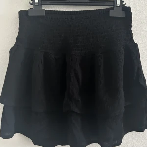 Svart miniskirt  - Säljer min oanvända svarta kjol från bikbok då den aldrig kom till användning, den är avklippt för att den skulle bli kortare men det är ingenting som syns:) prislappen kvar och i strl S Nypris 299kr säljer för 190kr