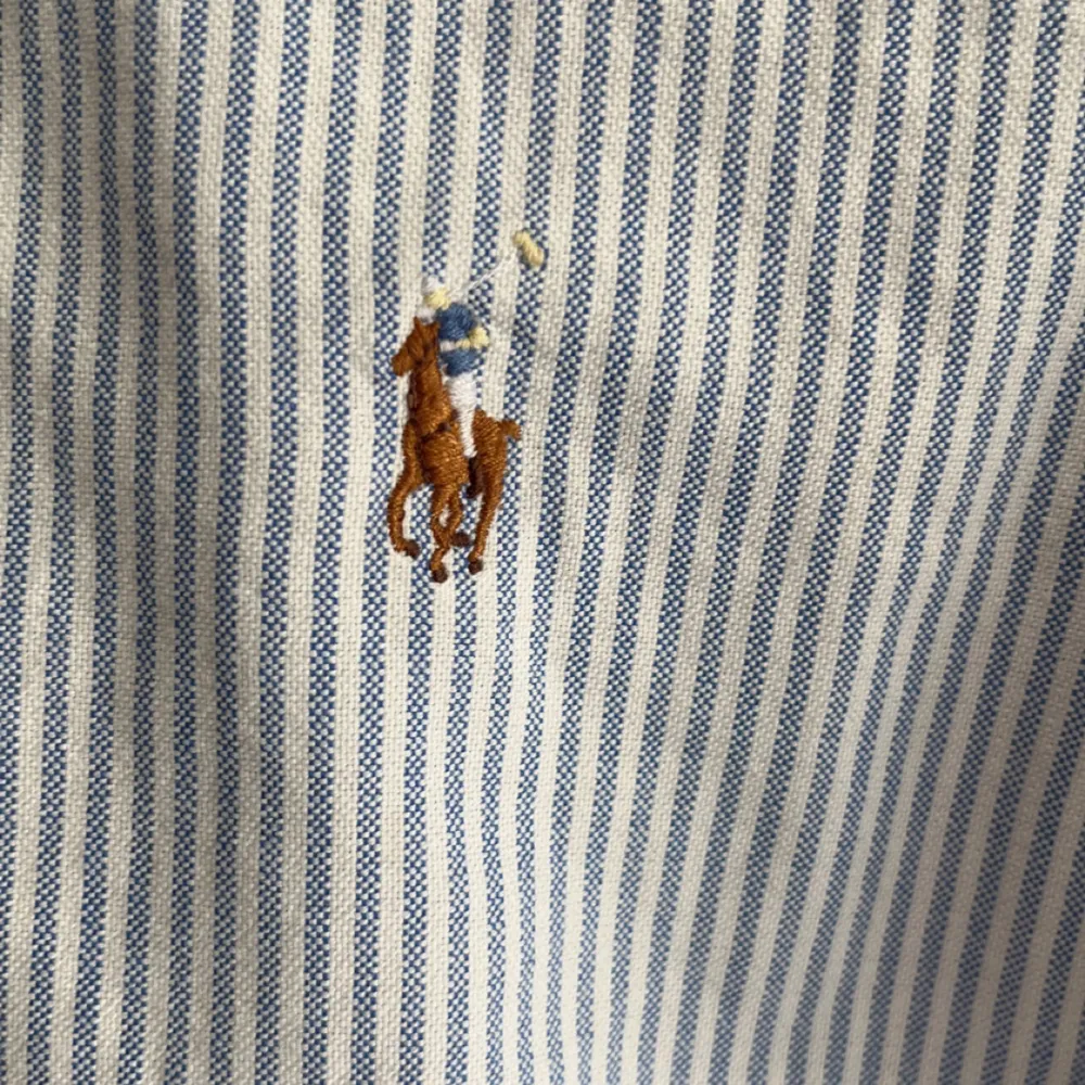 Säljer min blårandiga Ralph lauren skjorta på grund av att den är för liten.. Skjortor.