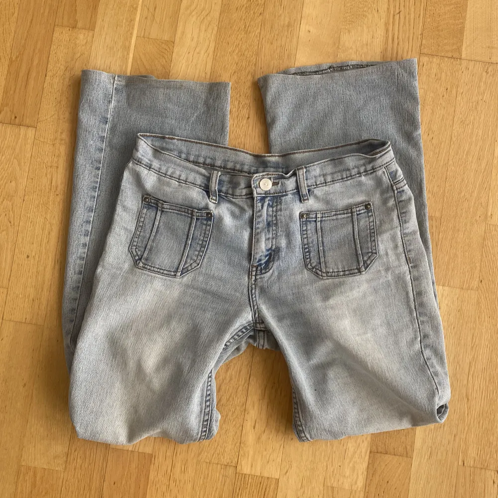 Lågmidjade baggy jeans från Crazy world. Väldigt sköna jeans att ha på sommaren med luftigt och bekvämt mjukt tyg. Midja 40, innerben 76❤️. Accessoarer.