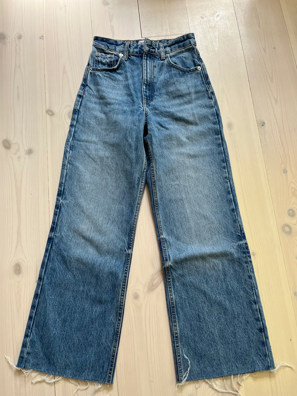 Snygga blå jeans från zara. Använda fåtal gånger men är i nyskick 💕(Jag är 164 cm lång). Jeans & Byxor.