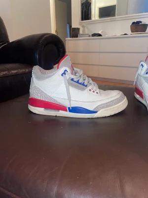 Jordan 3 international flight - Storlek 42 Skick 6/10  Priset kan diskuteras  Kan mötas upp i Stockholm  Kan köps på stockX för cirka 4000 kr