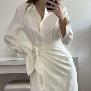 Klänning - Jättefin klänning från &otherstories. Använd endast några fåtal gånger så den är i bra skick🤍