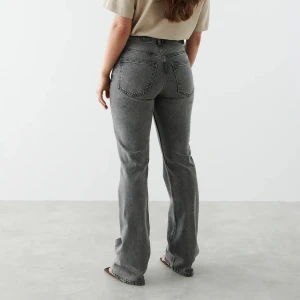 Lågmidjade jeans  - Säljer mina lågmidjade jeans från Gina Tricot som är använda max 3 gånger, så alltså i jättebra skick. Lånade bilder men kan skicka egna om intresserad av att köpa. 🩷