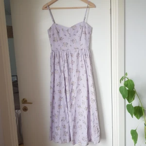 Linneklänning strl. XS - Somrig och otroligt skön linneklänning. Nyskick då den endast är provad. Smockad rygg. Pastelllila med små beiga blommor.  Linen blend 55% linne 45% bomull
