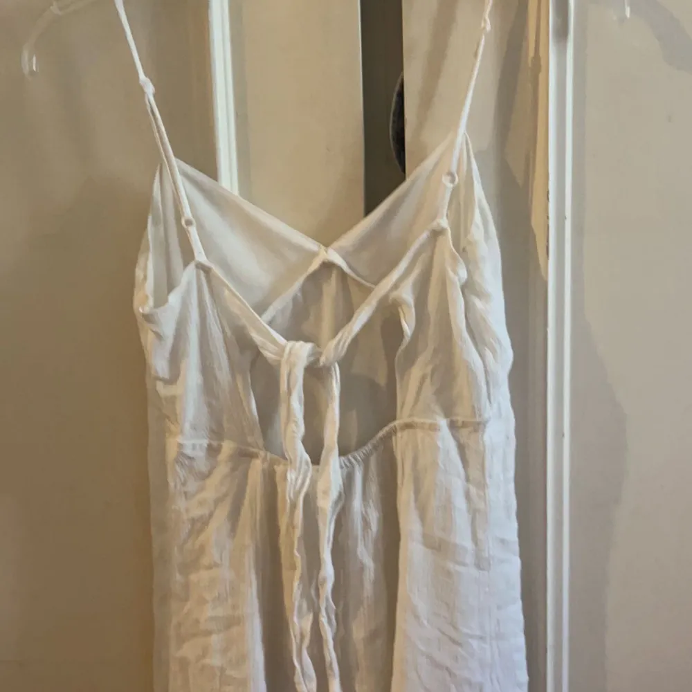 En söt vit sommar klänning. Storlek 34 slutsåld på H&M. . Klänningar.