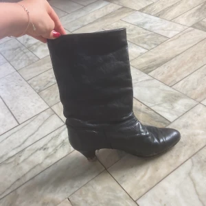 Svarta boots - Kortare svarta boots med klack på 5 cm