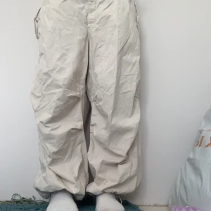 baggy parachute pants  - Asfeta från Urban outfitters!! Säljer pga att dom inte används :) jag är 161 typ men både midjan och längden kan ändras!! jag har byxorna indraget till Max vid fötterna och dom kan bli väldigt mycket längre så passar också längre!