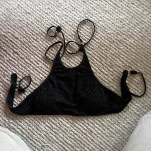 Bikiniöverdel - Svart bikiöverdel. Oanvänd, superskön och fint mönster