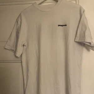 Patagonia tshirt  - Vit patagonia tshirt. Använd max 3 gånger så väldigt bra skick. Tror det är ”herr”-storlek så upplevs som lite större. Köpt för 500 å säljer för 300