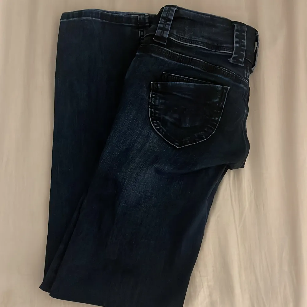 Säljer dessa lågmidjade jeans från pepe i modellen venus. Dem är i storlek 26/32 men dem är små i storleken så passar mig som har 24/30.. Jeans & Byxor.