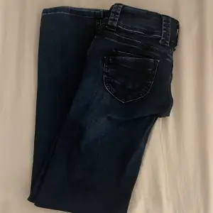 Säljer dessa lågmidjade jeans från pepe i modellen venus. Dem är i storlek 26/32 men dem är små i storleken så passar mig som har 24/30.