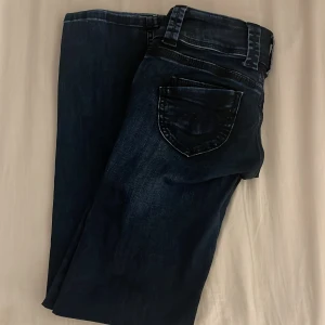 Pepe Jeans - Säljer dessa lågmidjade jeans från pepe i modellen venus. Dem är i storlek 26/32 men dem är små i storleken så passar mig som har 24/30.