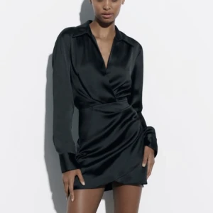 Satin klänning  - Jätte snygg satin klänning som är andbänd endast en gång.