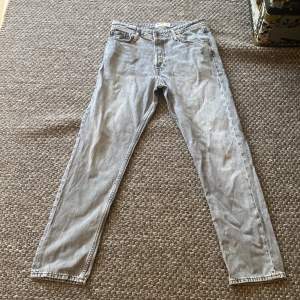 Säljer dessa assköna straight fit jacknjones jeans i den eftertraktade gråa färgen, knappt använda. Strl W30 L32. Väldigt populära och trendiga jeans! Skriv till mig om du undrar över något!😀