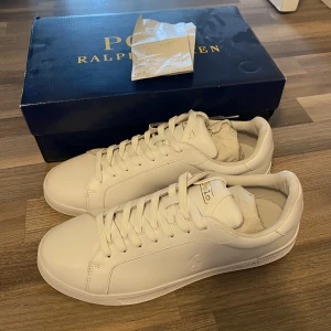 Polo Ralph Lauren skor - Helt oanvända Ralph Lauren skor hel vita 44 i skostorlek. De är lite mindre i storlekarna.