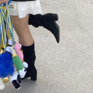 Snygga trendiga - boots ✨❤️‍🔥 - Justerbara boots som går att ha låga, mellan och längre upp, använd 3 gånger så är så gott som nya!❤️‍🔥