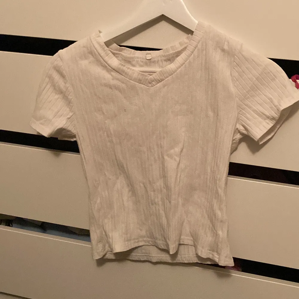 En basis vit T-shirt, ribbad med v krage, inget tecken på användning . T-shirts.