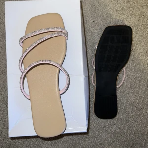 Sandaler  - Fina sandaler i storlek 37. Super fina och aldrig använda då som inte passade.