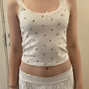 Spetslinne - Jättegulligt linne med spets och blommor som liknar det från Brandy. Perfa till sommaren! 