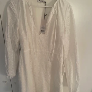 Studentklänning - Säljer min oanvända studentklänning från NAKD pga för liten för mig, superfin verkligen!