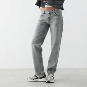 Säljer dessa fina jeans från Gina Tricot, bara testade och inte använda. Strl 36. Skriv för intresse, använd ej köp nu🤩💕
