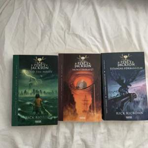 Säljer hela min percy jackson serie, köp alla böcker för 350kr, 80kr/st! Dem är som nya, bara lästa en gång! otroligt bra bokserie!!💘 nypris 109kr/st