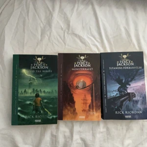 böcker - Säljer hela min percy jackson serie, köp alla böcker för 350kr, 80kr/st! Dem är som nya, bara lästa en gång! otroligt bra bokserie!!💘 nypris 109kr/st