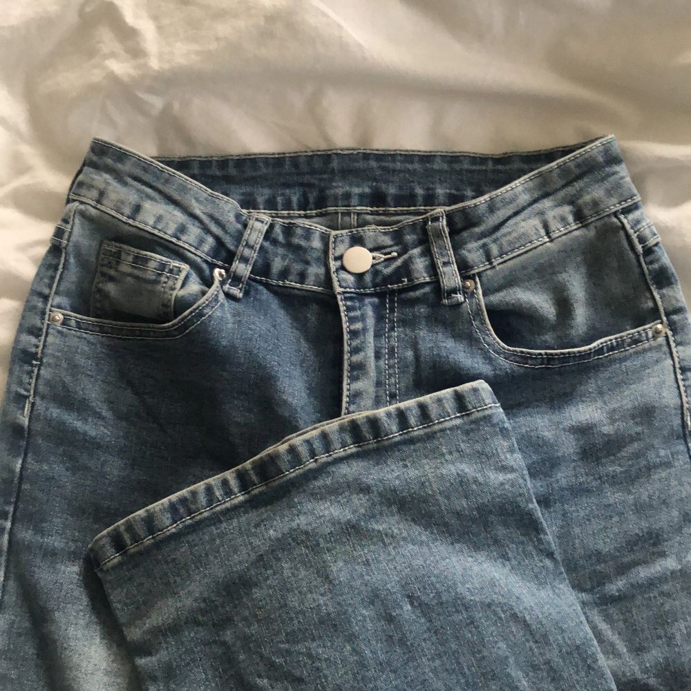 Supersnygga utsvängda Jeans i storlek 34🤩🤩. Jeans & Byxor.
