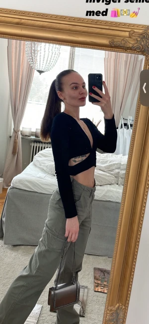 Zara cargobyxor mörk kahki - Högmidjade cargobyxor från zara i 32. Dessa är stora i storleken då jag vanligtvis är 34/36. Använda 4 gånger.   Dem bästa byxorna event men då jag gått upp i vikt så är de tyvärr för små..