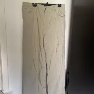 Fina byxor som sitter perfekt i längd (175)
