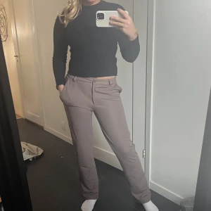 Kostymbyxa - Säljer dessa kostymbyxor från lager 157 i nån typ av beige/brun färg 🤠 säljer då ja ej fått mycket användning för de