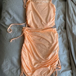 SET FRÅN NELLY - Orange set från Nelly.com 💛Aldrig använt alltså helt nytt. Strl M i båda men passar även S beroende på hur man vill att det skall sitta. 
