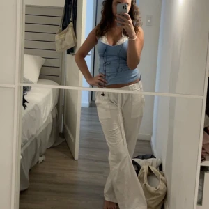 Linnebyxor vita  - Vita linnebyxor med resor och två fickor fram☺️. Midjemått 72 och innerbenet är 70 cm. Säljes pga passar inte längre. 😢De är inte så genomskinliga🥰