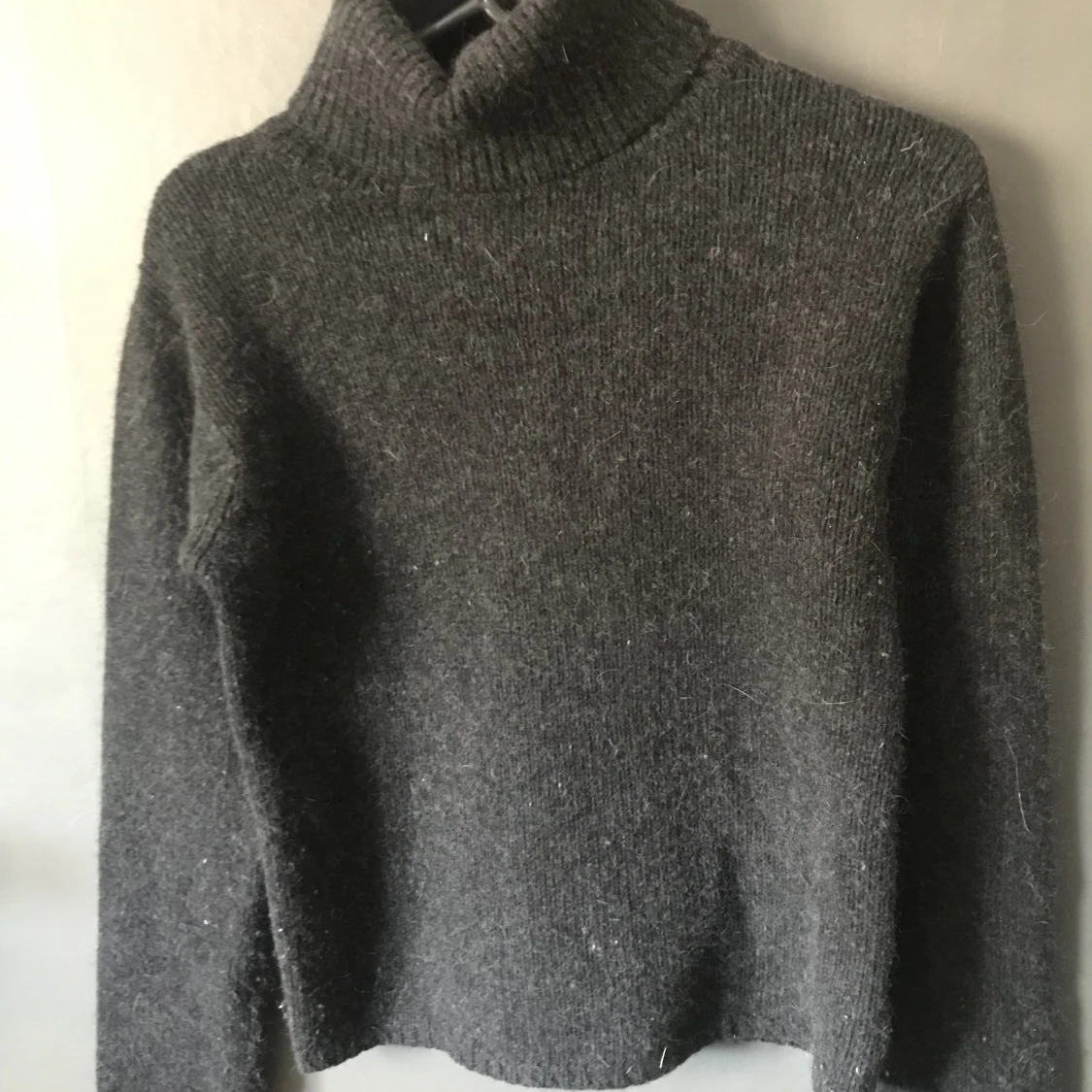 Grå stckad tröja