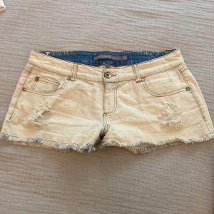 Jeans shorts  - OBS: knappen är sönder så de går att ta av och på den men kan nog enkelt fixas.❤️❤️De passar inte så har tyvvär ingen bild på.  Midjemått: 41 cm(rakt över)  Längd: 24 cm