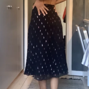 Långkjol - Långkjol från & other stories i väldigt fint material och skick, passar en storlek 38 eller 36! Materialet är 93% silke, innerkjolen är 100% viskos 💚  Skriv i chatten vid intresse! ☺️ [stockholm eller postnord]