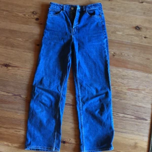 Jeans - Fina och sköna högmidjade monkijeans i väldigt stretchigt material. Lite pösiga. 