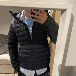 Peakperferformance jacka - Hej, säljer nu min peakperformance jacka eftersom jag nu inte kommer använda den och det var ett inpuls köp då det var väldigt kallt, köpte jackan för 2800 Skick 10/10 och bara använd i januari och februari månad  Skriv för fler frågor eller bilder😊 