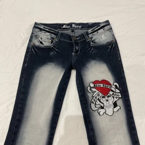 Jeans - Så snygga jeans med dödskallar på fickorna och fram💓midja 80 cm plus stretch och innerben ca 82 ja e 170 för referens
