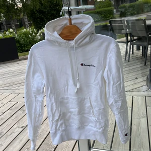Champion hoddie - Vit snygg hoddie från champion, storlek M, inga tecken på användning, väldigt fint skick och endast använd 1 gång. 