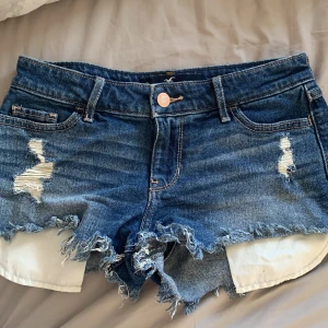 Jeans shorts - Säljer shorts från holister som aldrig kommer till användning. Använt 2 - 3 gånger max. Inga defekter. ❤️Midjemåttet är 68 ungefär❤️skriv privat för bilder❤️❤️