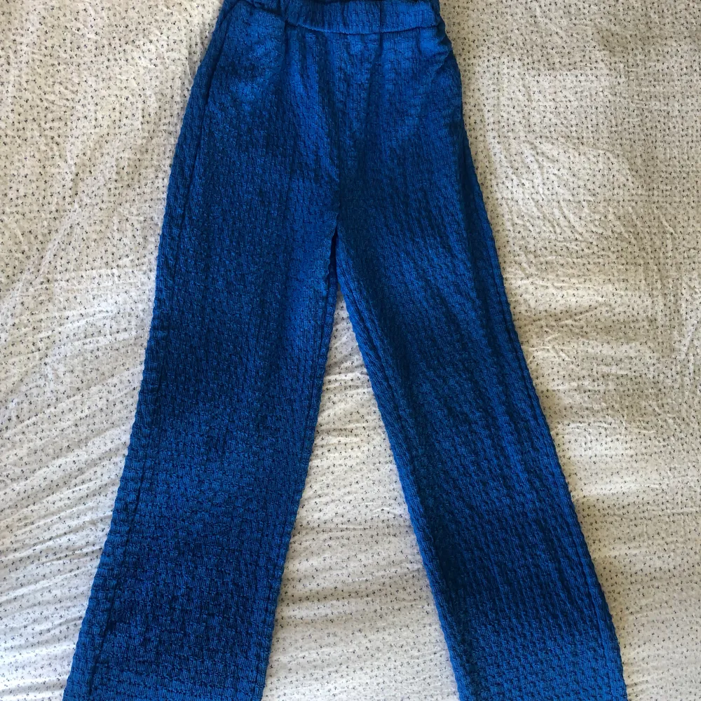 Säljer dessa supersköna blåa byxor i storlek S. Väldigt bra längd på mig som är 168!   Passar Xs-S. Jeans & Byxor.